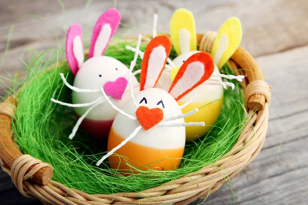 Komik Tavşan yüzü sepet içinde olan yumurta — Stok fotoğraf