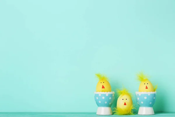 Ovos amarelos com caras engraçadas de frango — Fotografia de Stock