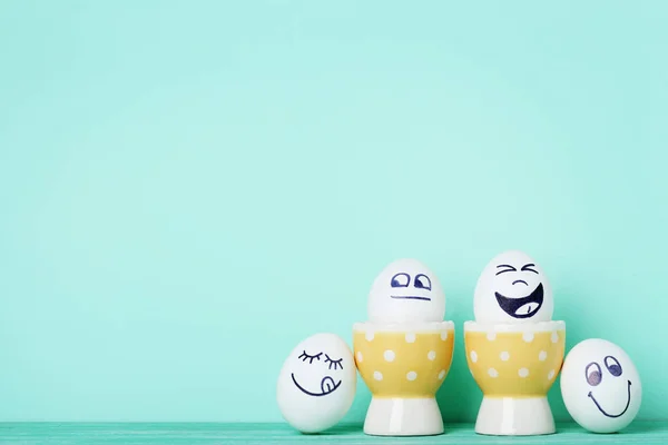 Яйца со смешными лицами — стоковое фото