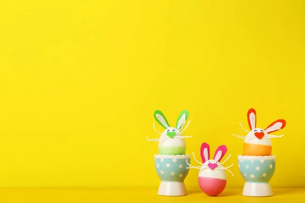 Huevos con caras divertidas de conejo —  Fotos de Stock