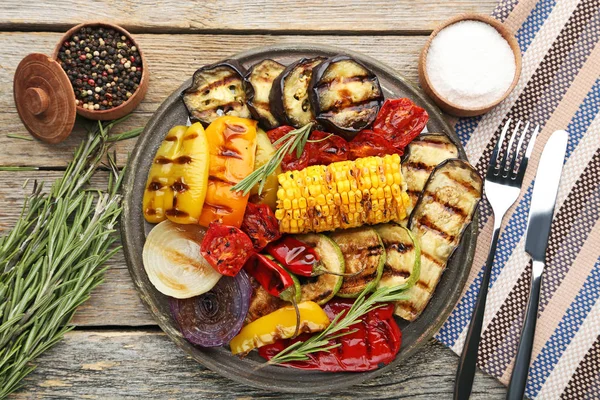 Gegrilde Groente Bruin Snijplank Met Rozemarijn Peper Zout — Stockfoto