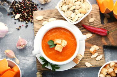 Peksimet ve plaka üzerinde ahşap masa maydanoz ile kabak çorbası
