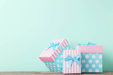 Hediye kutuları ile şerit nane arka plan üzerinde