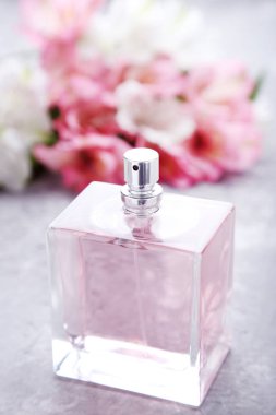 Parfüm şişesi üzerinde gri ahşap masa