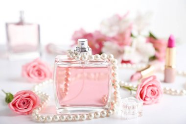 Parfüm şişesi beyaz zemin üzerine Güllü