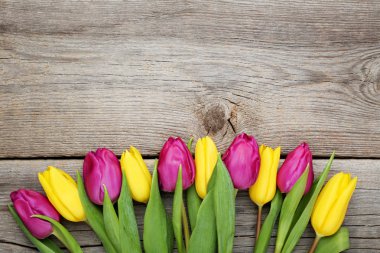 Gri ahşap masa üzerinde Lale buketi