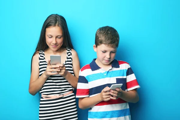 Giovane Ragazzo Ragazza Con Smartphone Sfondo Blu — Foto Stock