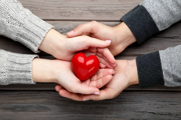 Weibliche Und Männliche Hand Mit Rotem Herz Auf Grauem Hintergrund — Stockfoto
