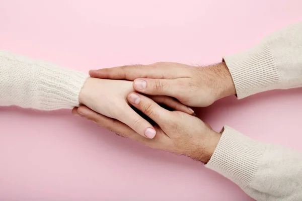 Vrouwelijke Mannelijke Hand Met Elkaar Roze Achtergrond — Stockfoto