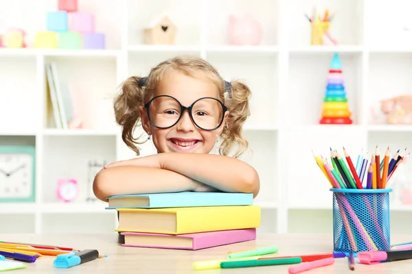 Kleines Mädchen Sitzt Mit Büchern Tisch — Stockfoto