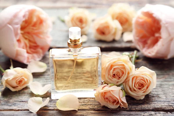 Botella Perfume Con Rosas Sobre Mesa Madera —  Fotos de Stock