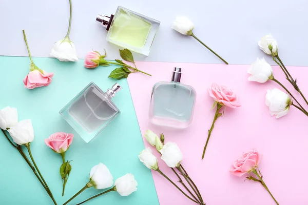 Frascos Perfume Con Flores Sobre Fondo Colorido —  Fotos de Stock