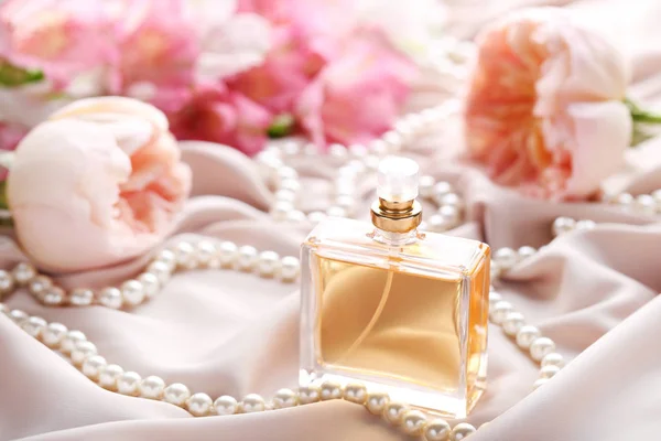 Flacon Parfum Avec Roses Perles Sur Fond Satiné — Photo