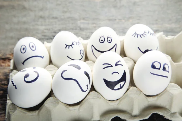 Ovos Com Rostos Engraçados Pacote Caixa Tabela Madeira — Fotografia de Stock