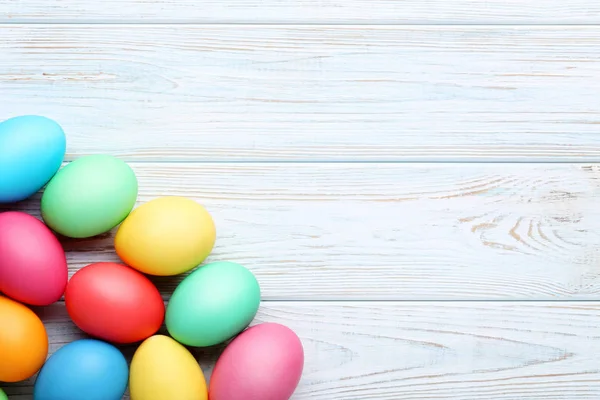 Uova Pasqua Colorate Tavolo Legno Bianco — Foto Stock