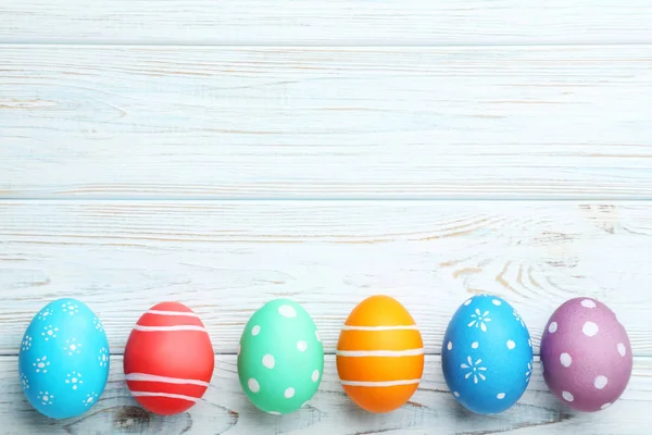 Ahşap Masa Üzerinde Renkli Paskalya Yumurtaları — Stok fotoğraf