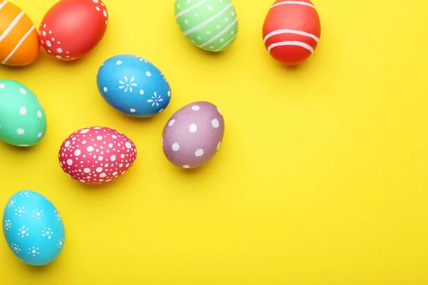 Sarı Arka Plan Üzerinde Renkli Paskalya Yumurtaları — Stok fotoğraf
