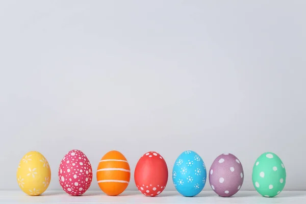 Πολύχρωμα Πασχαλινά Αυγά Γκρι Φόντο — Φωτογραφία Αρχείου