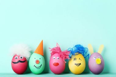 Yumurta nane arka plan üzerinde komik yüzü olan