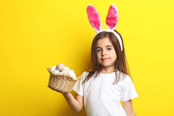 Красивая Маленькая Девочка Кроличьими Ушами Пасхальными Яйцами Желтом Фоне — стоковое фото
