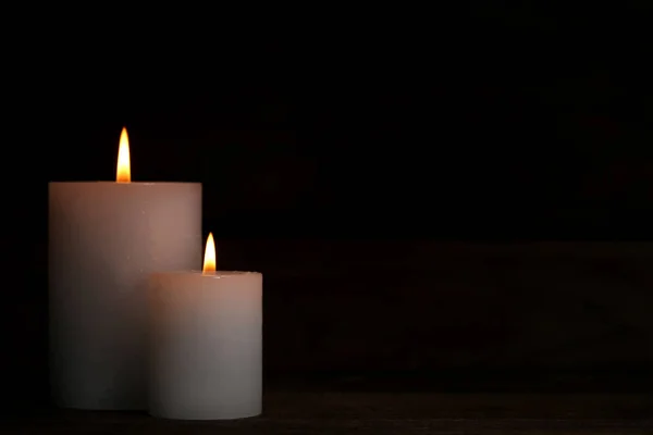 黑色背景上的白色燃烧蜡烛 — 图库照片