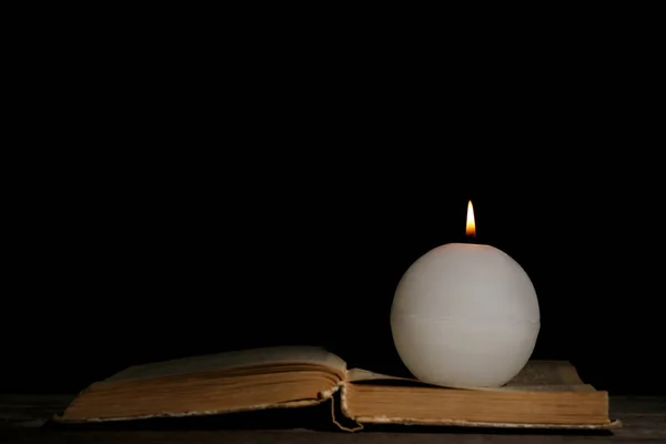 Candela Bruciante Bianca Con Libro Aperto Sfondo Nero — Foto Stock