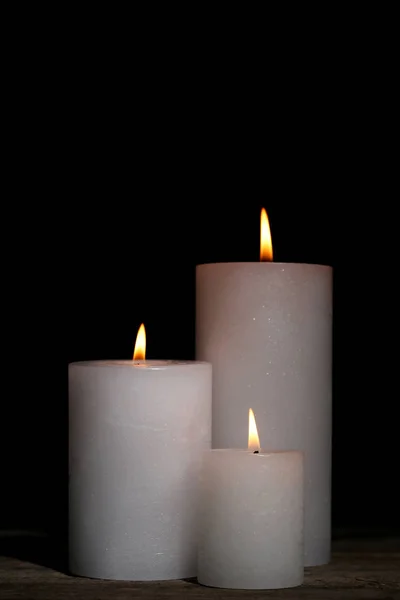 黒の背景に非常に熱い蝋燭ホワイト — ストック写真