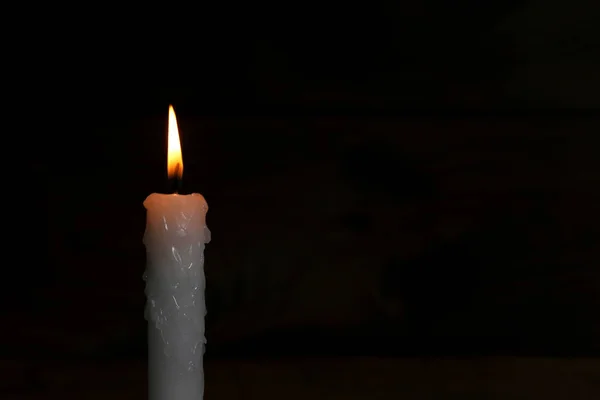 Weiße Brennende Kerze Auf Schwarzem Hintergrund — Stockfoto
