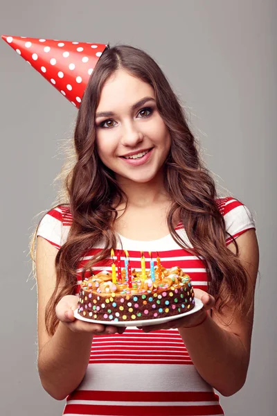 Mujer Joven Sosteniendo Pastel Con Velas Sobre Fondo Gris —  Fotos de Stock