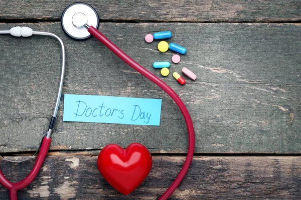 Inscripción Día Los Médicos Con Píldoras Corazón Rojo Estetoscopio Mesa — Foto de Stock