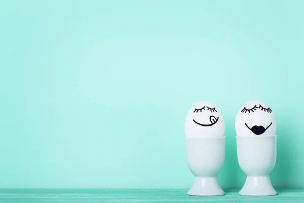 Αυγά Αστεία Πρόσωπα Φόντο Μέντα — Φωτογραφία Αρχείου