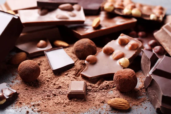 木桌上有坚果和可可粉的巧克力片 — 图库照片