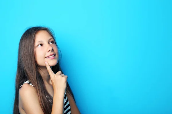 Retrato Hermosa Chica Sobre Fondo Azul — Foto de Stock