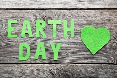 Yazıt Dünya günü yeşil kağıt kalp gri ahşap tablo