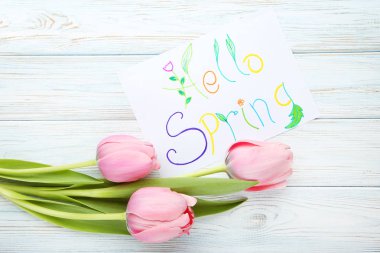 Lale hafif ahşap masa üzerinde yazıt Merhaba yaylı