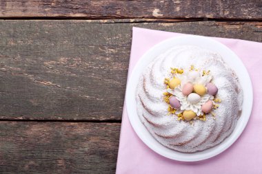 Lezzetli Paskalya kek üzerine gri ahşap masa