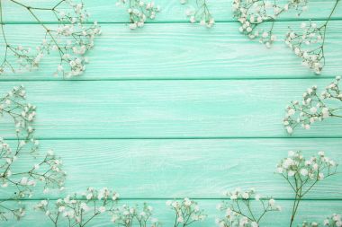 Nane ahşap masaya beyaz gypsophila çiçek