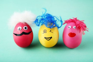 Yumurta nane arka plan üzerinde komik yüzü olan