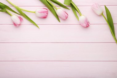Ahşap masa üzerinde Pembe Lale buketi