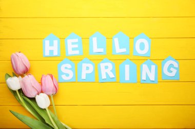 Lale sarı ahşap masa üzerinde yazıt Merhaba yaylı