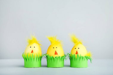 Komik tavuk yüzü gri arka plan üzerinde olan sarı yumurta