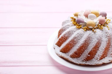 Lezzetli Paskalya kek üzerine pembe ahşap masa