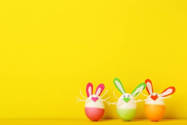 Komik Tavşan yüzü Sarı zemin üzerine olan yumurta