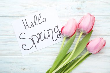 Lale hafif ahşap masa üzerinde yazıt Merhaba yaylı