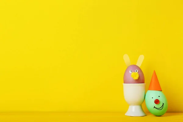 Eieren Met Grappige Gezichten Gele Achtergrond — Stockfoto