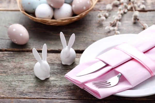 Posate Cucina Con Uova Pasqua Conigli Ceramica Sul Tavolo Legno — Foto Stock