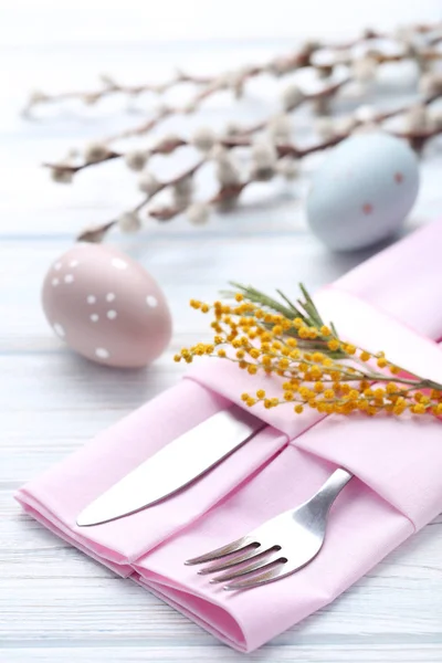 Posate Cucina Con Uova Pasqua Fiori Mimosa Sul Tavolo Legno — Foto Stock
