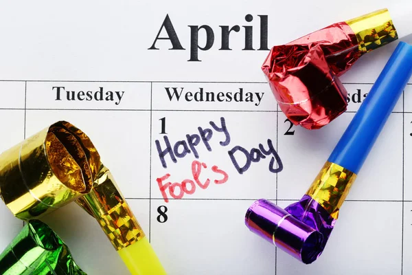 Kalendarz Kwiecień Napisem Happy Day Głupcy Dmuchawy — Zdjęcie stockowe