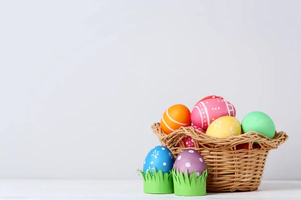 Sepette Gri Arka Plan Üzerinde Renkli Paskalya Yumurtaları — Stok fotoğraf