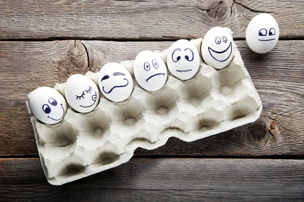 Eieren Met Grappige Gezichten Karton Pakket Houten Tafel — Stockfoto